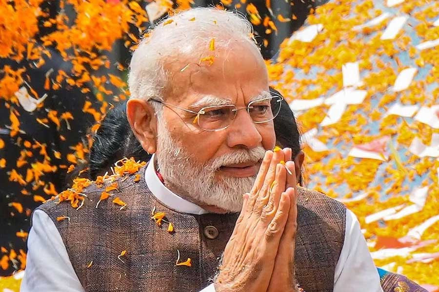 Modi praises the opening of a disputed Hindu temple, emphasizing a fresh start for ‘Divine India’ ahead of the upcoming national elections.