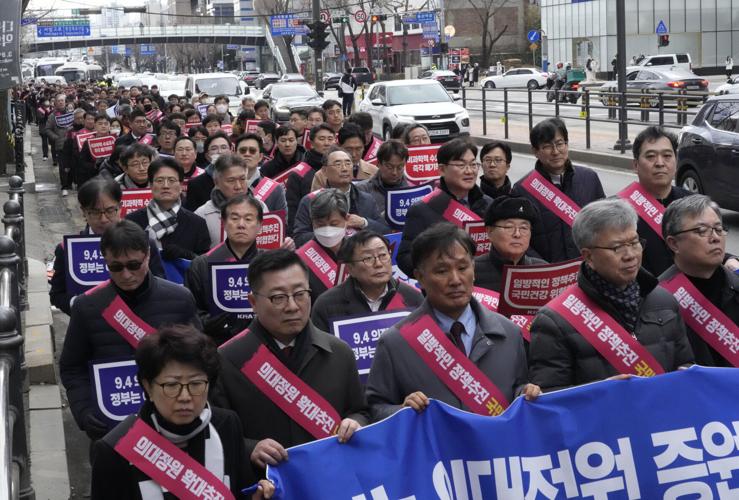 Seoul gives young doctors 4 days to end walkouts, threatening prosecutions or suspended licenses